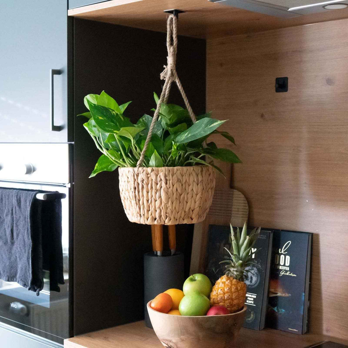 Hängeampel aus Wasserhyazinthe mit Pflanzgefäß, handgefertigt, naturbelassen, ideal für Zimmer- oder Balkonpflanzen