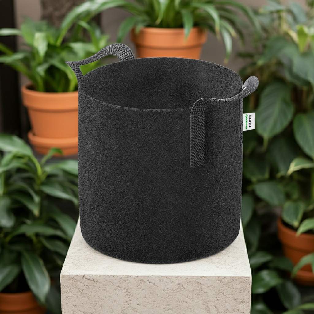 GrowPRO Stofftopf mit Untersetzer, atmungsaktiver Pflanzsack für Zimmerpflanzen, zeigt den weißen, textilen Pflanzbehälter mit Unterlage