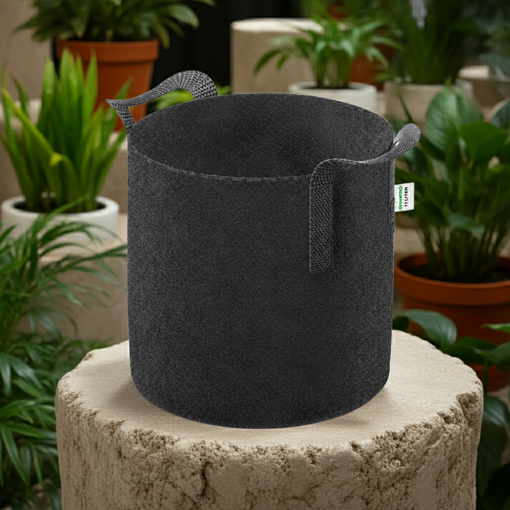 Atmungsaktiver GrowPRO Stofftopf mit Untersetzer für Pflanzen, aus robustem Material, ideal für Garten oder Balkon.