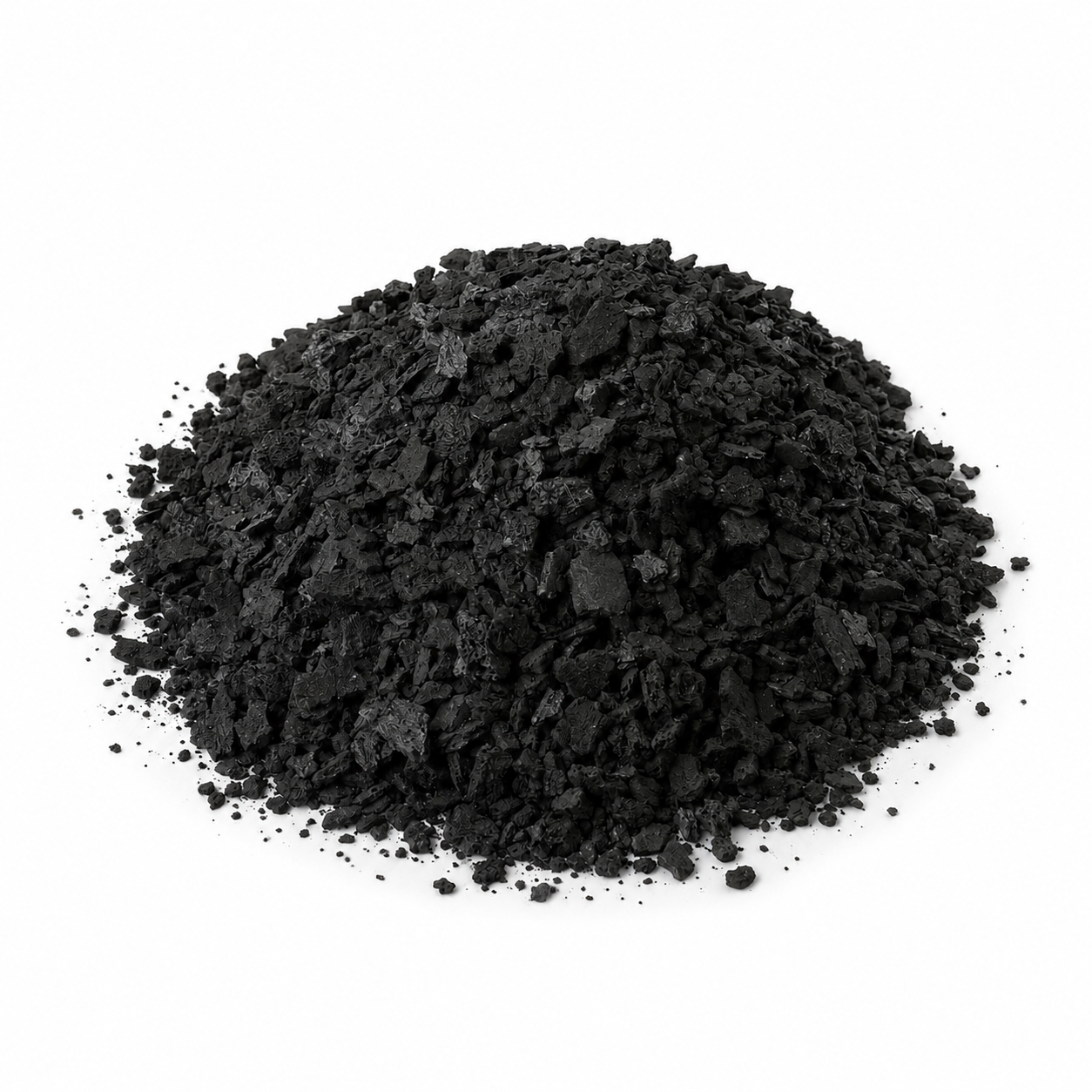 Aktivkohle als schwarzes, poröses Granulat auf weißem Hintergrund mit natürlichem Schatten