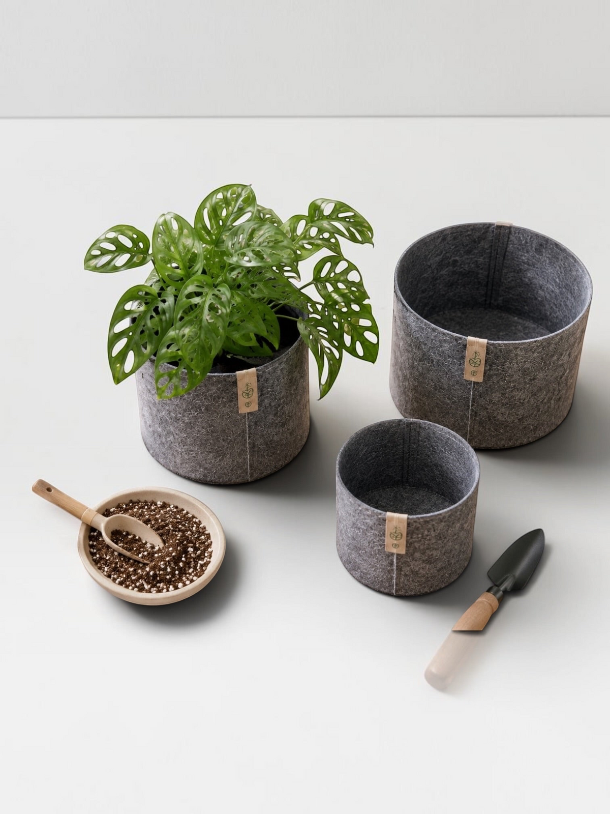 Grauer Filz-Stofftopf von LEAFerservice, atmungsaktiver Pflanzsack aus Stoff für Pflanzen und Blumen.