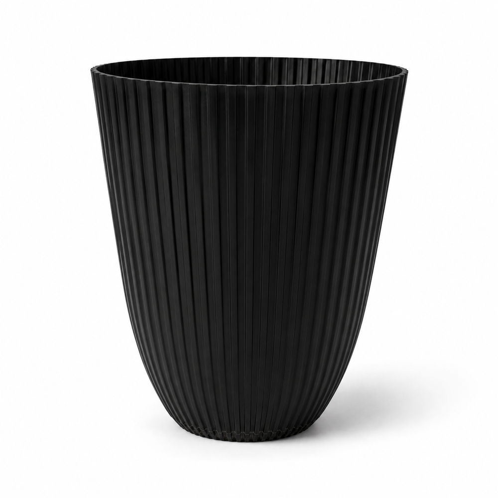 Schwarzes Rillen-Pflanzgefäß aus Keramik von LEAFerservice, modern gestaltet, ideal für Zimmer- oder Balkonpflanzen