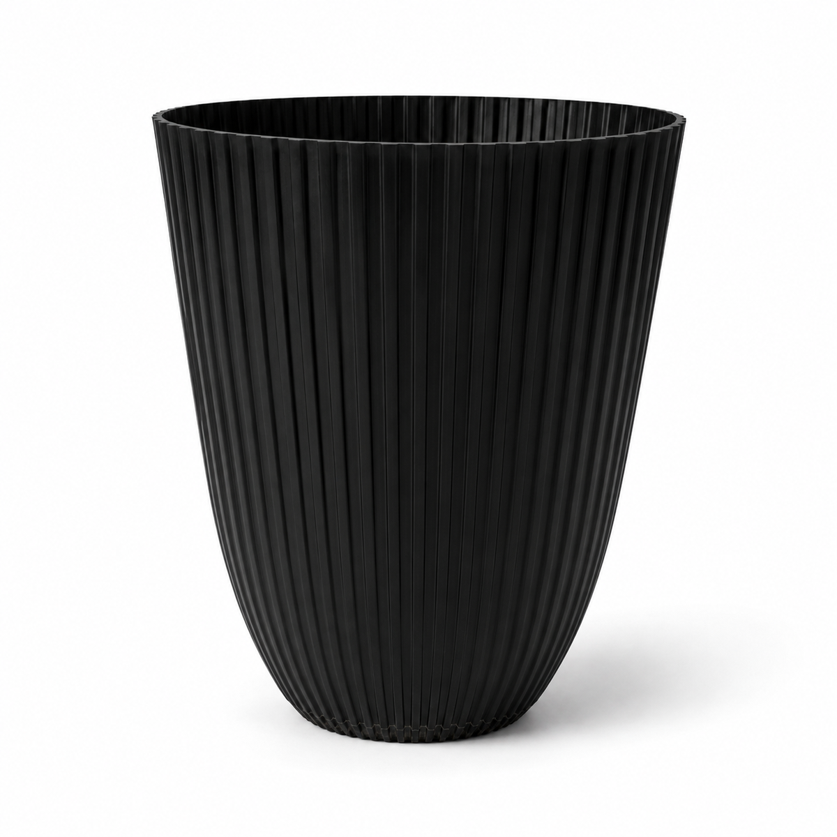 Schwarzes Rillen-Pflanzgefäß aus Keramik von LEAFerservice, modern gestaltet, ideal für Zimmer- oder Balkonpflanzen
