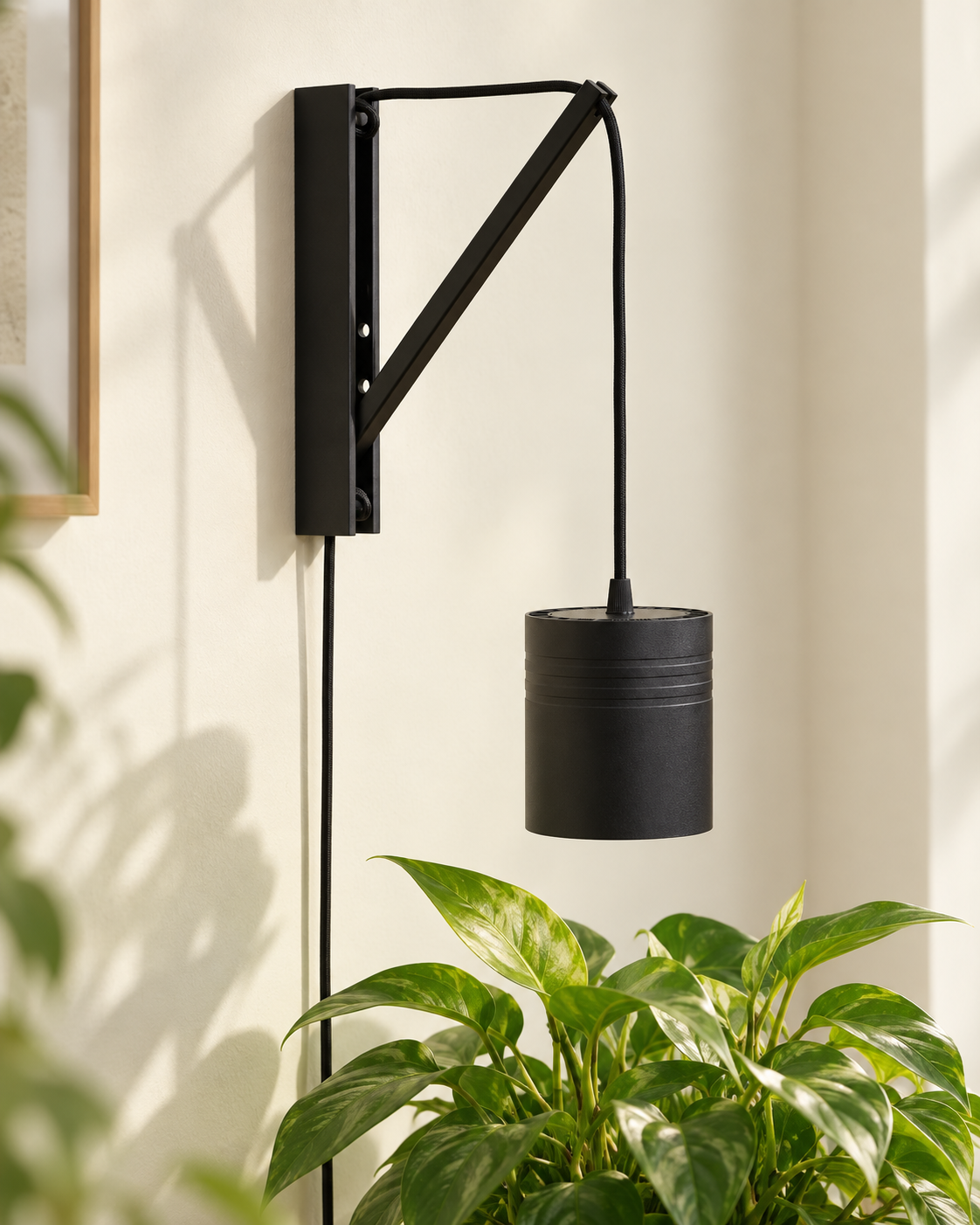 Soltech Grove LED Grow Light – Wandhalterung und Leuchtenkopf in einem hellen Wohnbereich mit Zimmerpflanze